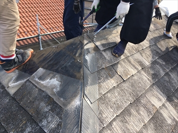 府中市四谷にて屋根の葺き替え工事、屋根の解体作業の様子をお届けいたします